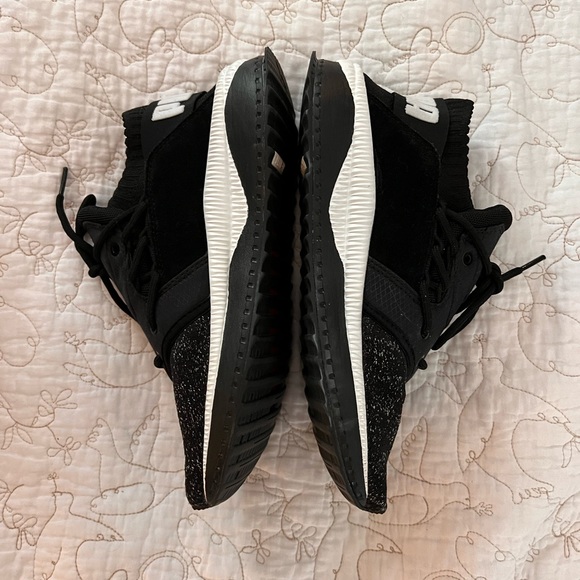 Puma sneakers size 7 - Picture 5 of 6